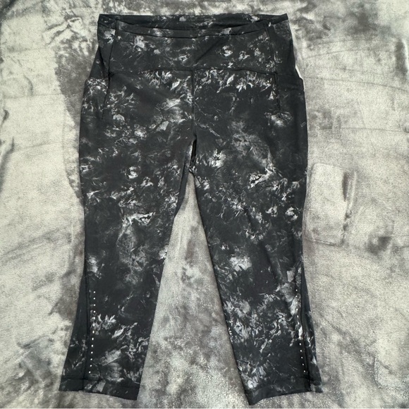 Lululemon Black and White Patterned Leggings - Picture 1 of 8